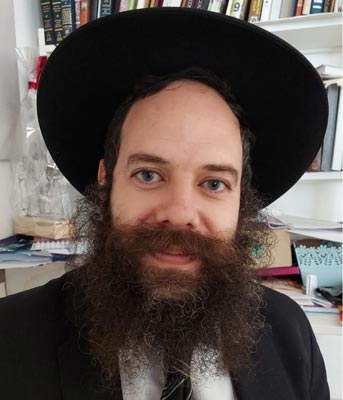Moré Nachman Stulman, de chapéu preto de aba larga e barba longa